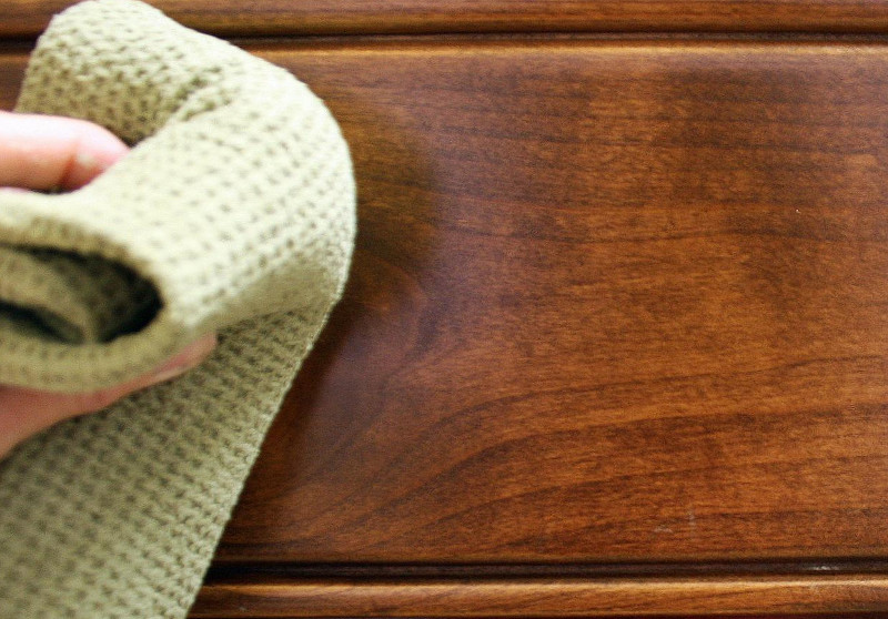 Удалить царапины на полированной мебели в домашних условиях